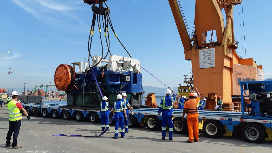 A carga foi descarregada diretamente do navio para um caminhão modular A carga foi descarregada diretamente do navio para um caminhão modular