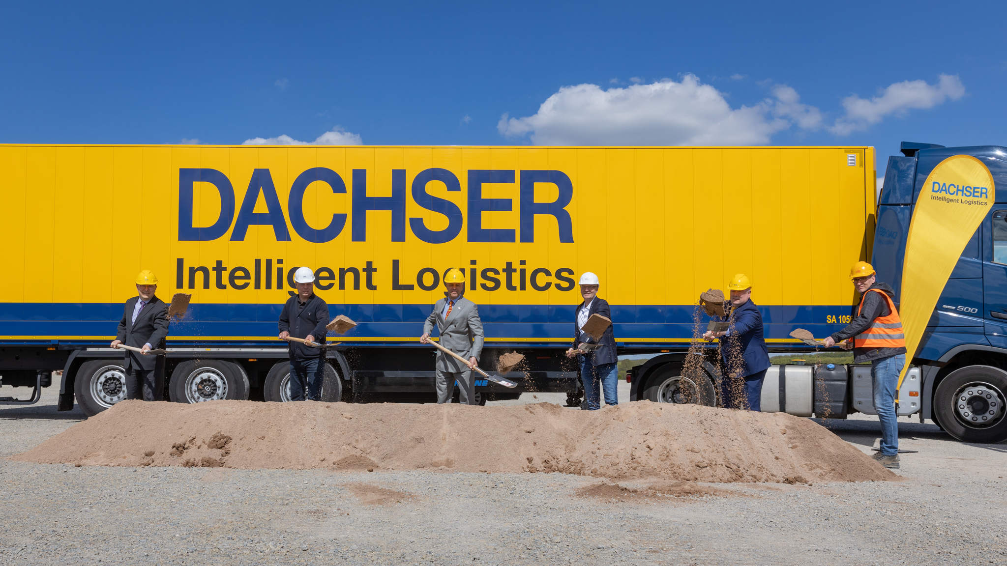 Da esquerda para a direita: André Tonat, Sales Manager DACHSER Erfurt, Michael Beyer, Project leader, OFB Projektentwicklung, Dr. Rimbert J. Kelber, General Manager DACHSER Erfurt, Ralph Holeschovsky, General Manager Helaba Immobiliengruppe, Hardy Kutz, Contract Logistics Manager DACHSER Erfurt, Andras Hagen, Project leader Max Bögl, Developer Da esquerda para a direita: André Tonat, Sales Manager DACHSER Erfurt, Michael Beyer, Project leader, OFB Projektentwicklung, Dr. Rimbert J. Kelber, General Manager DACHSER Erfurt, Ralph Holeschovsky, General Manager Helaba Immobiliengruppe, Hardy Kutz, Contract Logistics Manager DACHSER Erfurt, Andras Hagen, Project leader Max Bögl, Developer