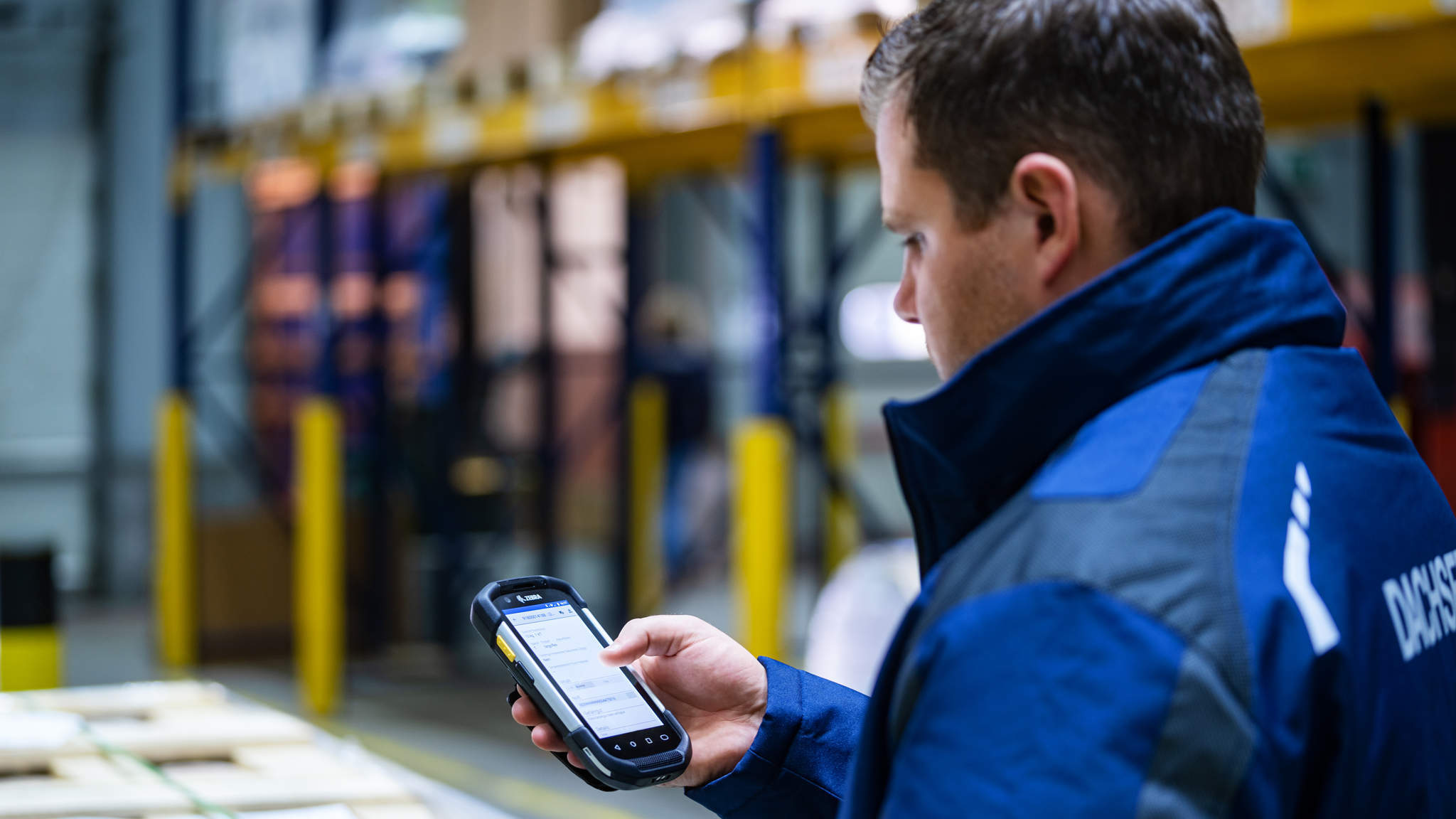 Em comparação com os dispositivos atuais, o SAM oferece uma série de novos recursos para tornar a vida mais fácil para motoristas, agências e também clientes. Em comparação com os dispositivos atuais, o SAM oferece uma série de novos recursos para tornar a vida mais fácil para motoristas, agências e também clientes.