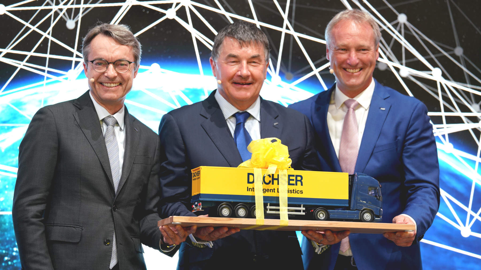 à esquerda: Bernhard Simon, CEO da DACHSER, Albert Johnston, Managing Director da Johnston Logistics, futura DACHSER Ireland e Michael Schilling, COO Road Logistics na DACHSER, na feira de logística de transporte 2019 em Munique.