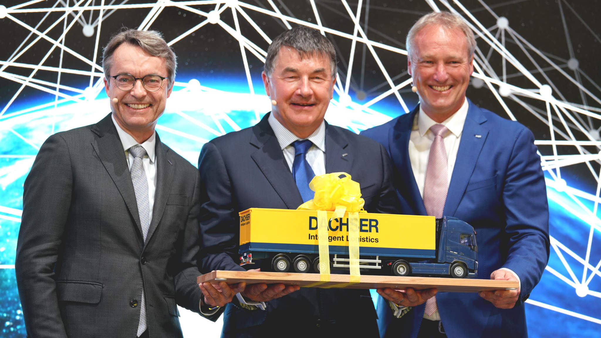 à esquerda: Bernhard Simon, CEO da DACHSER, Albert Johnston, Managing Director da Johnston Logistics, futura DACHSER Ireland e Michael Schilling, COO Road Logistics na DACHSER, na feira de logística de transporte 2019 em Munique. à esquerda: Bernhard Simon, CEO da DACHSER, Albert Johnston, Managing Director da Johnston Logistics, futura DACHSER Ireland e Michael Schilling, COO Road Logistics na DACHSER, na feira de logística de transporte 2019 em Munique.