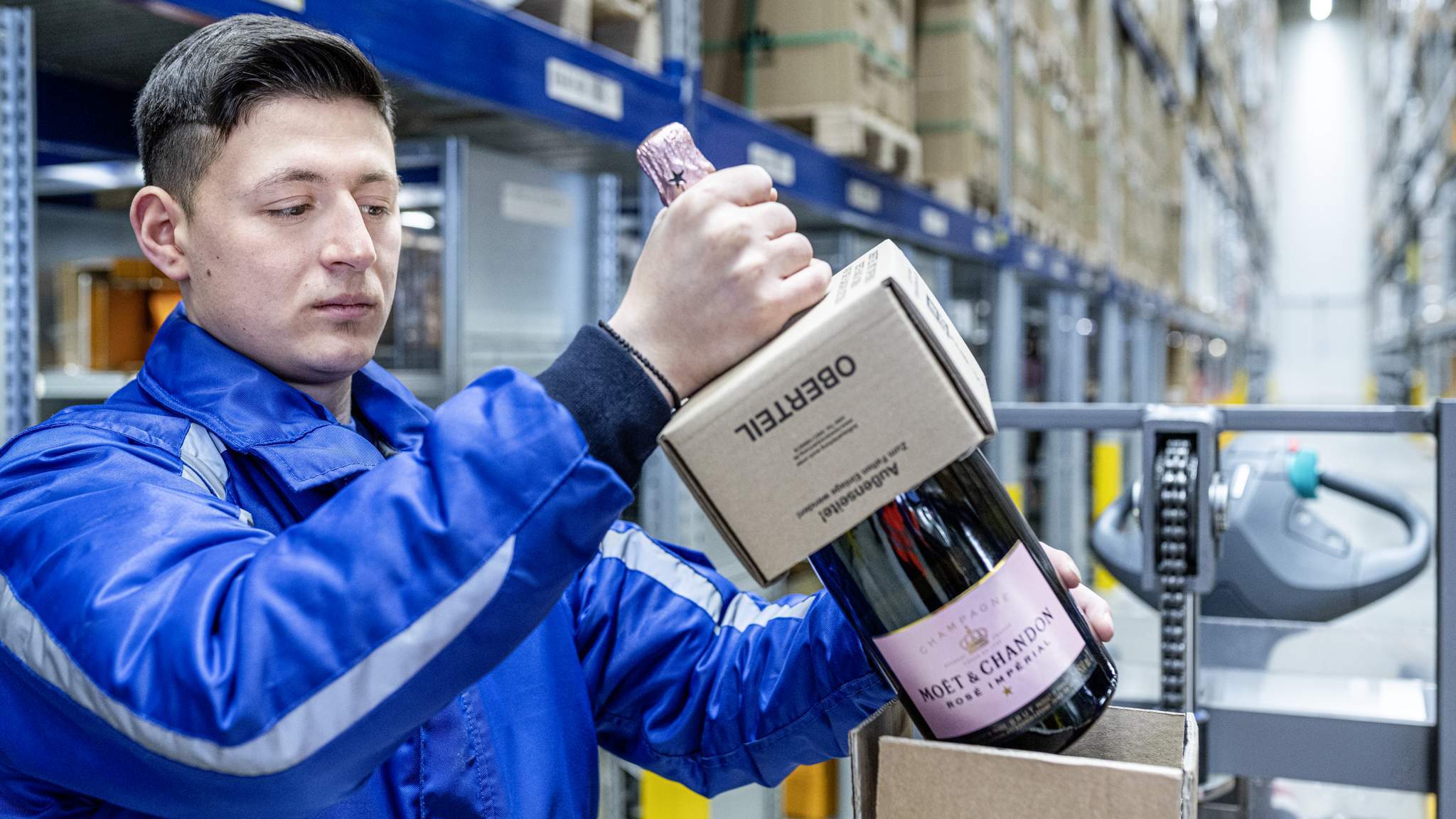 Logística de vinhos e champanhe com Moët Hennessy ao mais alto nível. Logística de vinhos e champanhe com Moët Hennessy ao mais alto nível.