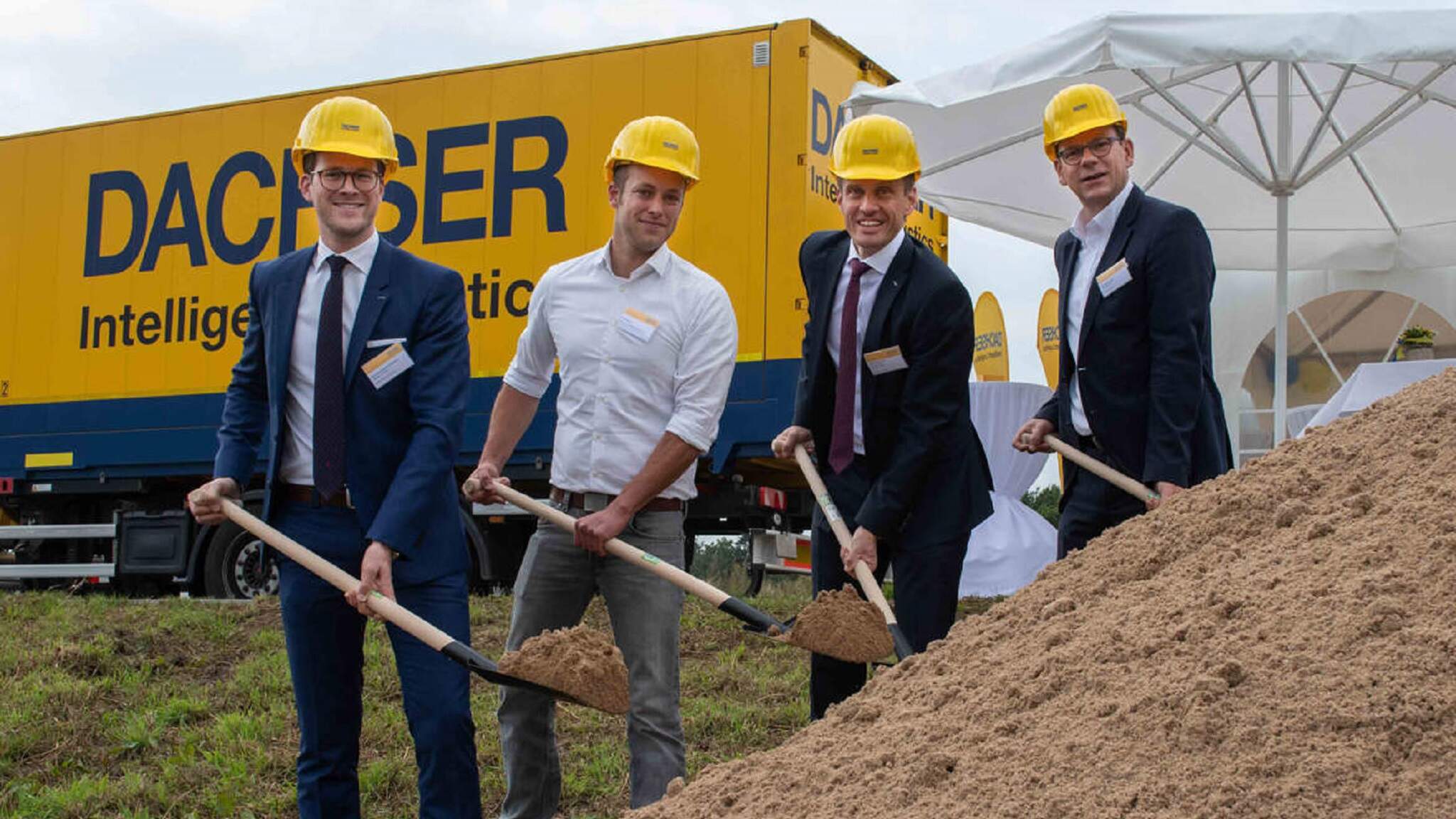 Jan-Ferdinand Lühmann, Operations Manager European Logistics DACHSER Neumünster, Paul Bartram, Bartram Bau-Systeme, Alexander Tonn, Managing Director European Logistics Germany at DACHSER, and Dr. Olaf Tauras, Mayor of Neumünster (da esquerda para a direita)