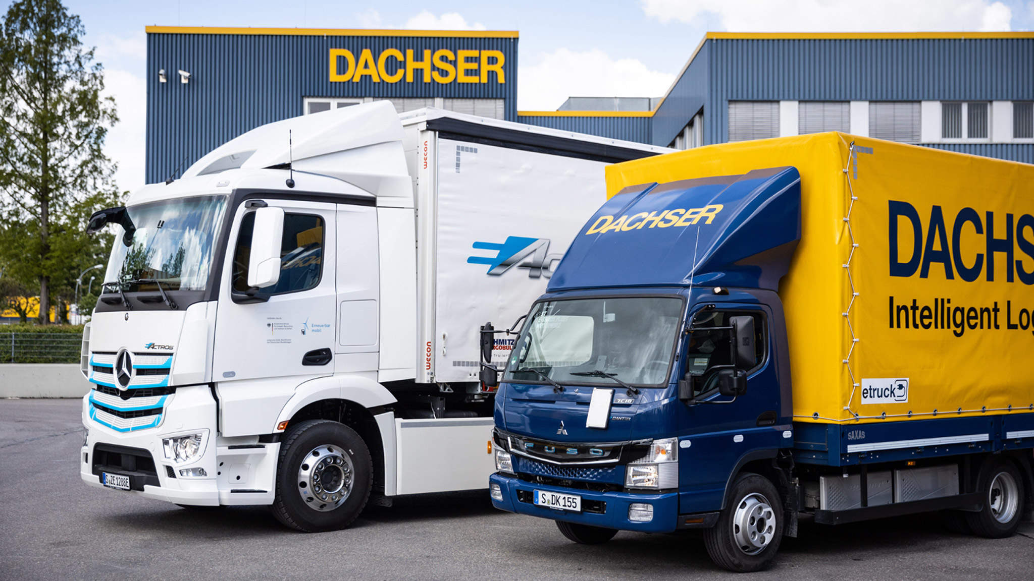 
Caminhões totalmente elétricos que permitem a entrega livre de emissões da DACHSER em Stuttgart: Mercedes-Benz eActros (esquerda) e FUSO eCanter (direita)