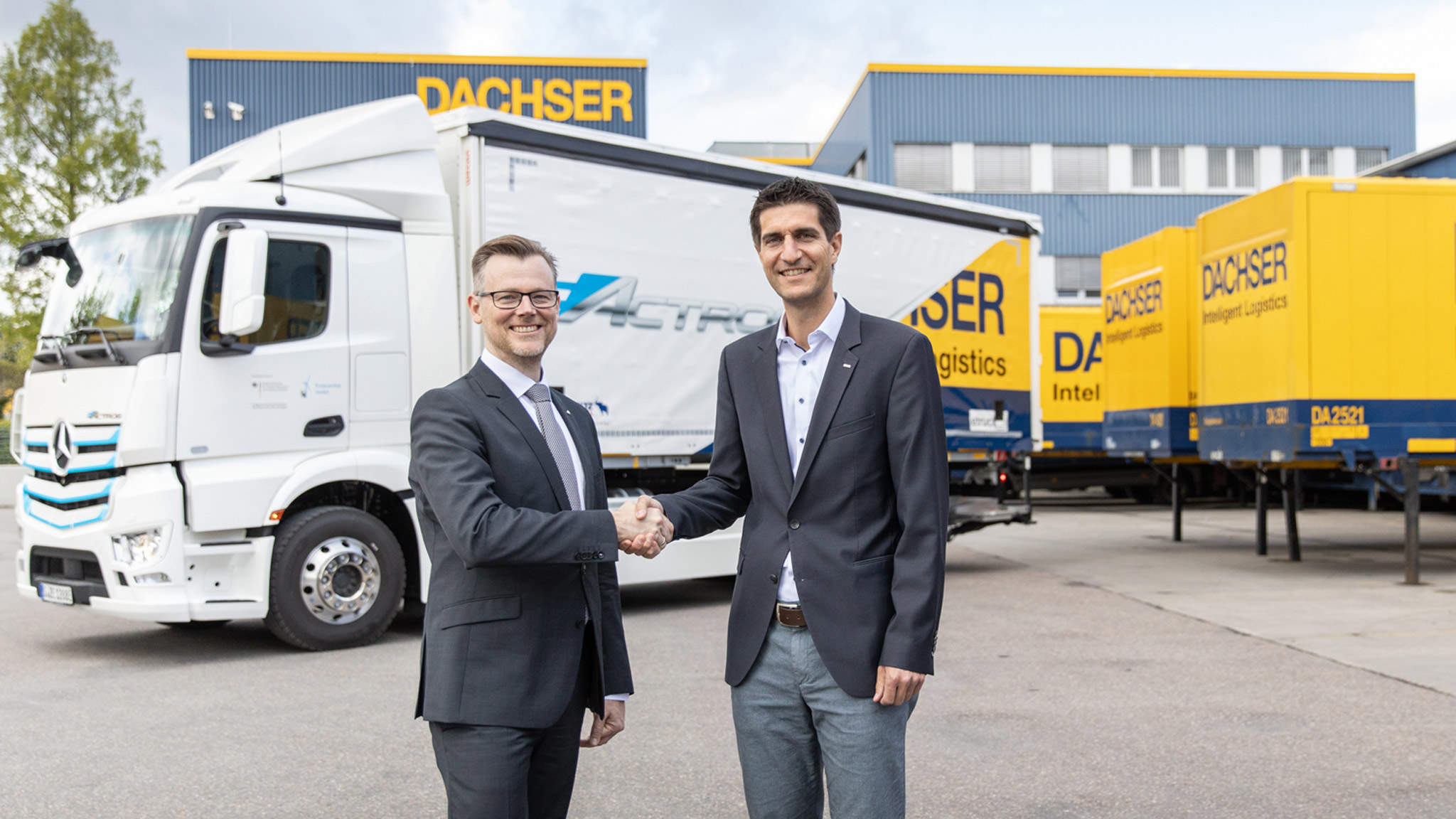 Da esquerda para a direita: Martin Kehnen, chefe da CharterWay Rental & Major Customer Management da Mercedes-Benz Trucks Alemanha entrega as chaves do Mercedes-Benz eActros a Markus Maurer, gerente geral da filial da DACHSER em Kornwestheim (Stuttgart)