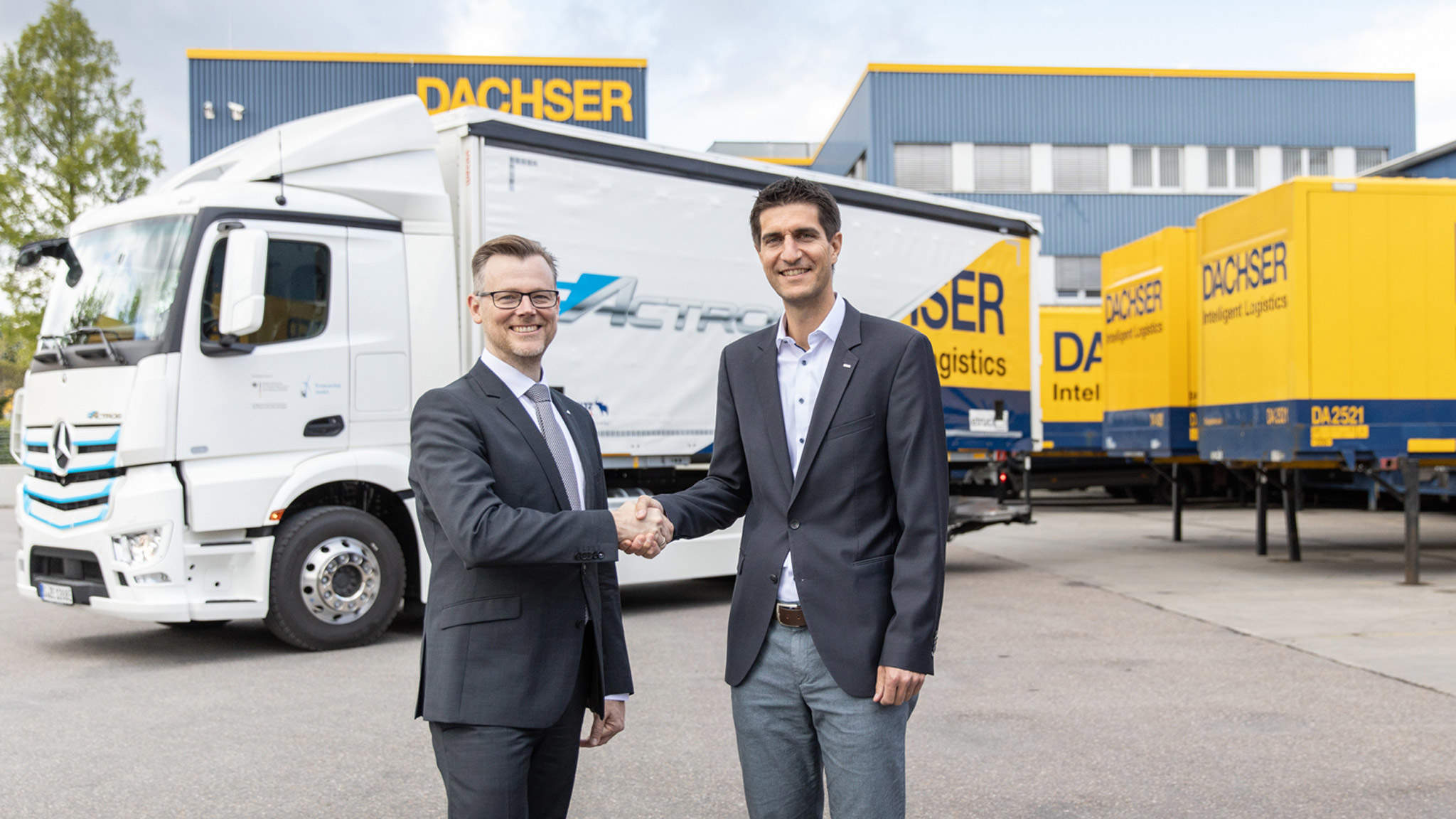 Da esquerda para a direita: Martin Kehnen, chefe da CharterWay Rental & Major Customer Management da Mercedes-Benz Trucks Alemanha entrega as chaves do Mercedes-Benz eActros a Markus Maurer, gerente geral da filial da DACHSER em Kornwestheim (Stuttgart) Da esquerda para a direita: Martin Kehnen, chefe da CharterWay Rental & Major Customer Management da Mercedes-Benz Trucks Alemanha entrega as chaves do Mercedes-Benz eActros a Markus Maurer, gerente geral da filial da DACHSER em Kornwestheim (Stuttgart)