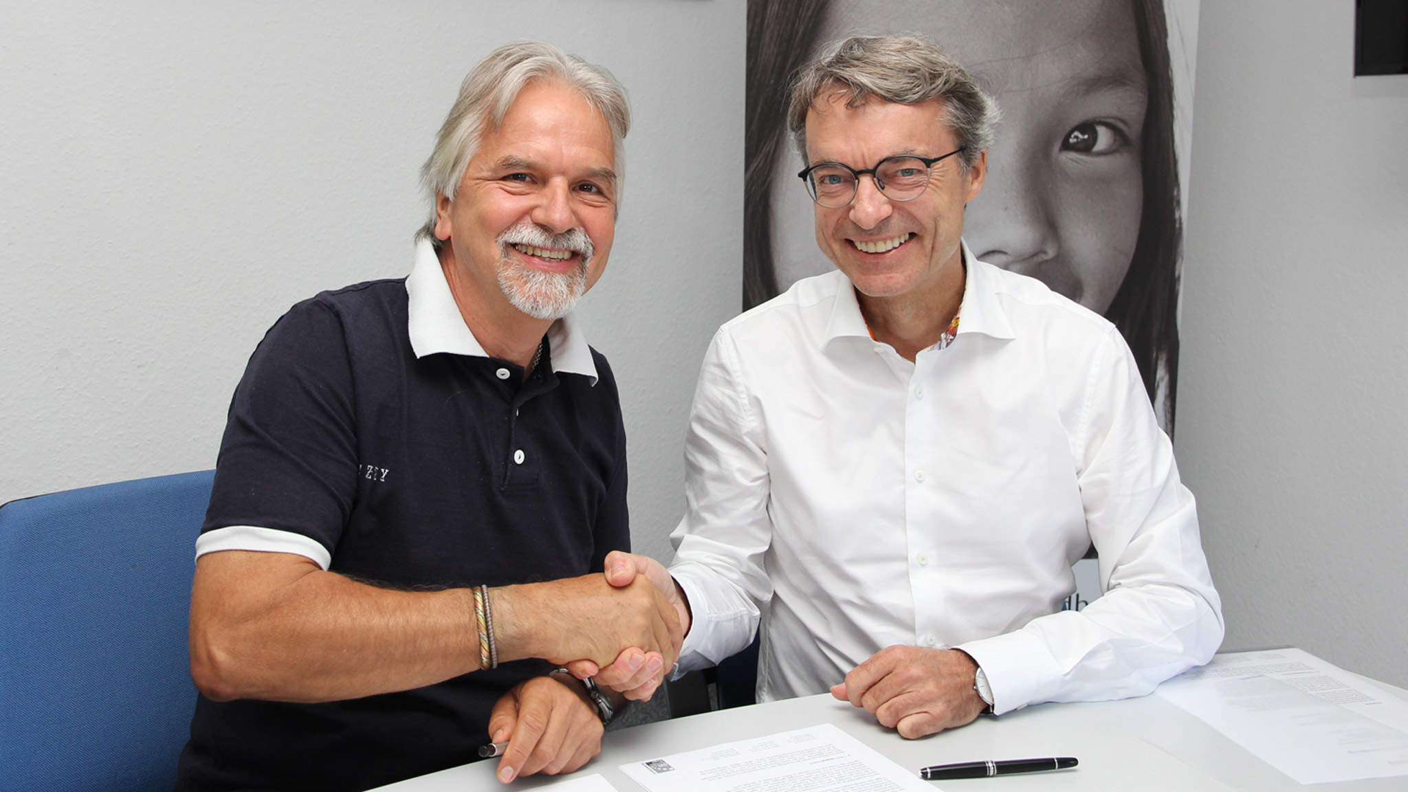 Albert Recknagel, porta-voz executivo terre des hommes (à esquerda) e Bernhard Simon, CEO DACHSER (à direita)