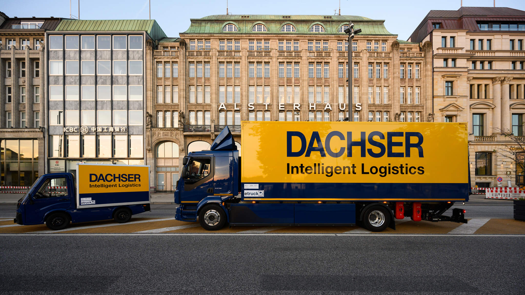 A DACHSER Emission-Free Delivery utiliza vans e caminhões elétricos, bem como bicicletas de carga pesadas e eletricamente assistidas para cobrir a “última milha” em áreas centrais definidas A DACHSER Emission-Free Delivery utiliza vans e caminhões elétricos, bem como bicicletas de carga pesadas e eletricamente assistidas para cobrir a “última milha” em áreas centrais definidas