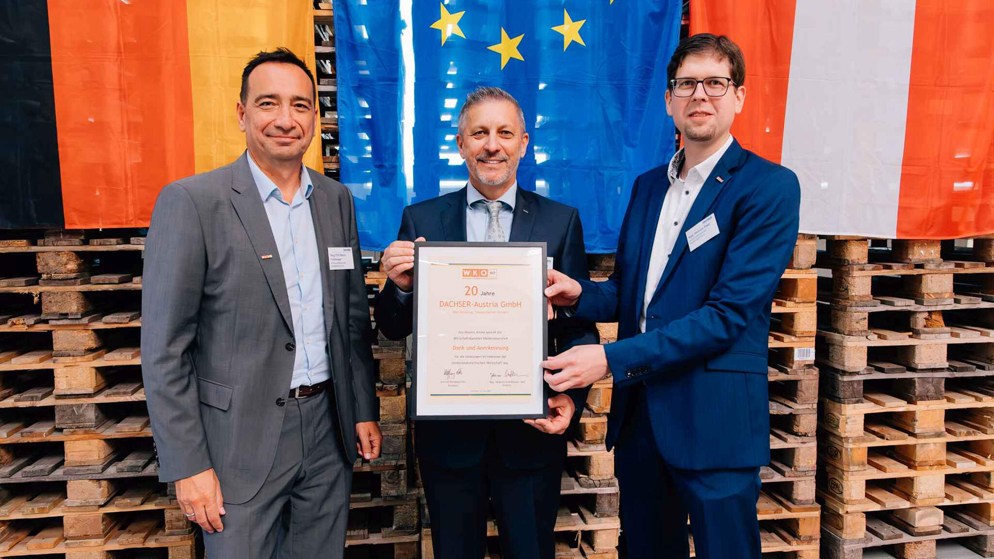 Mario Freiberger, Chefe da sucursal de Schwechat da Câmara de Comércio da Baixa Áustria, (à esquerda) e Mathias Past, Presidente da sucursal de Schwechat da Câmara de Comércio da Baixa Áustria, (à direita) apresentaram a Günter Hirschbeck, Managing Director European Logistics Austria, com um certificado para marcar o 20º aniversário da DACHSER Áustria Mario Freiberger, Chefe da sucursal de Schwechat da Câmara de Comércio da Baixa Áustria, (à esquerda) e Mathias Past, Presidente da sucursal de Schwechat da Câmara de Comércio da Baixa Áustria, (à direita) apresentaram a Günter Hirschbeck, Managing Director European Logistics Austria, com um certificado para marcar o 20º aniversário da DACHSER Áustria