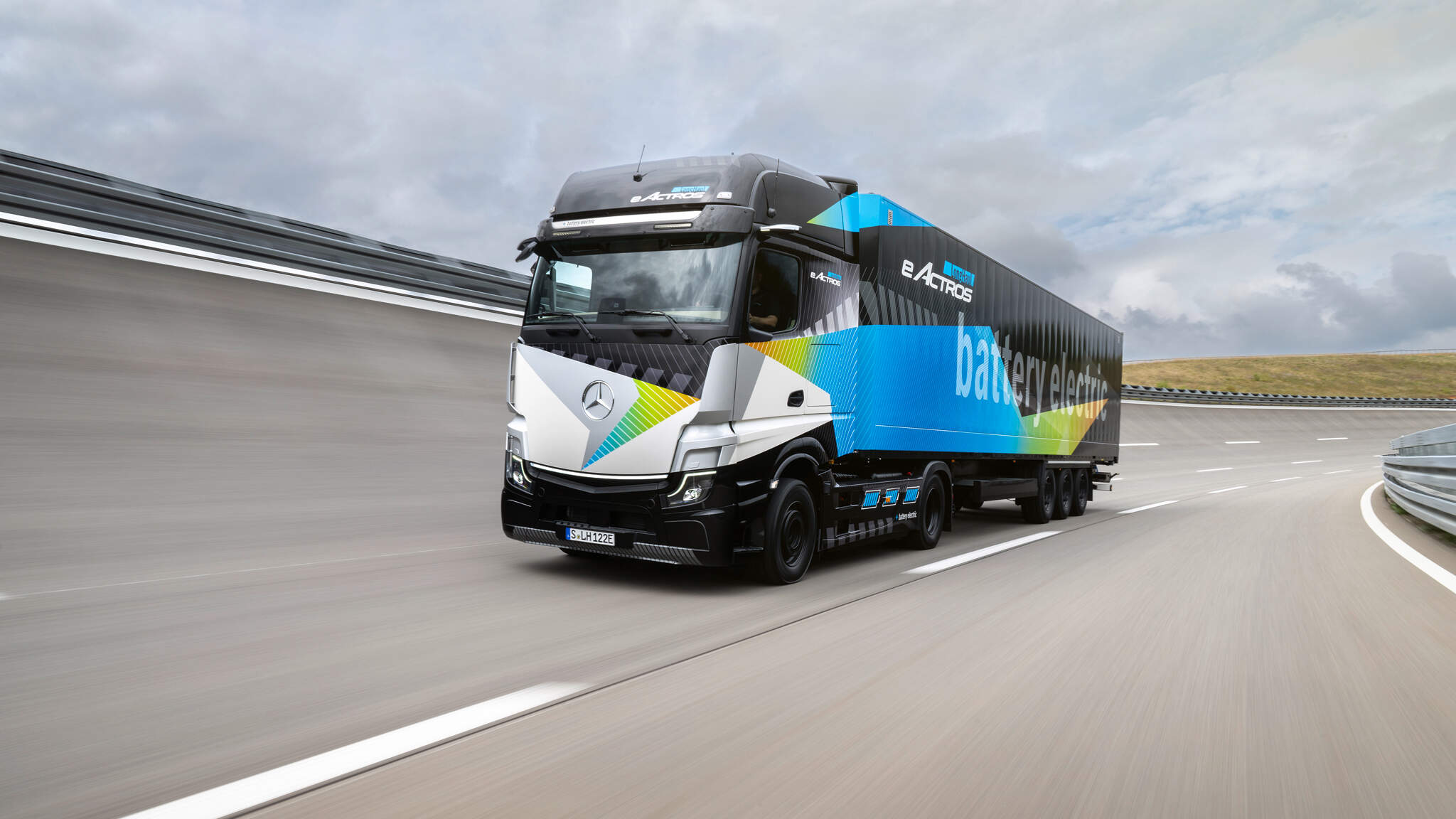 Mercedes-Benz Trucks e DACHSER assinam Carta de Intenção: pedido de 50 eActros LongHaul. Mercedes-Benz Trucks e DACHSER assinam Carta de Intenção: pedido de 50 eActros LongHaul.