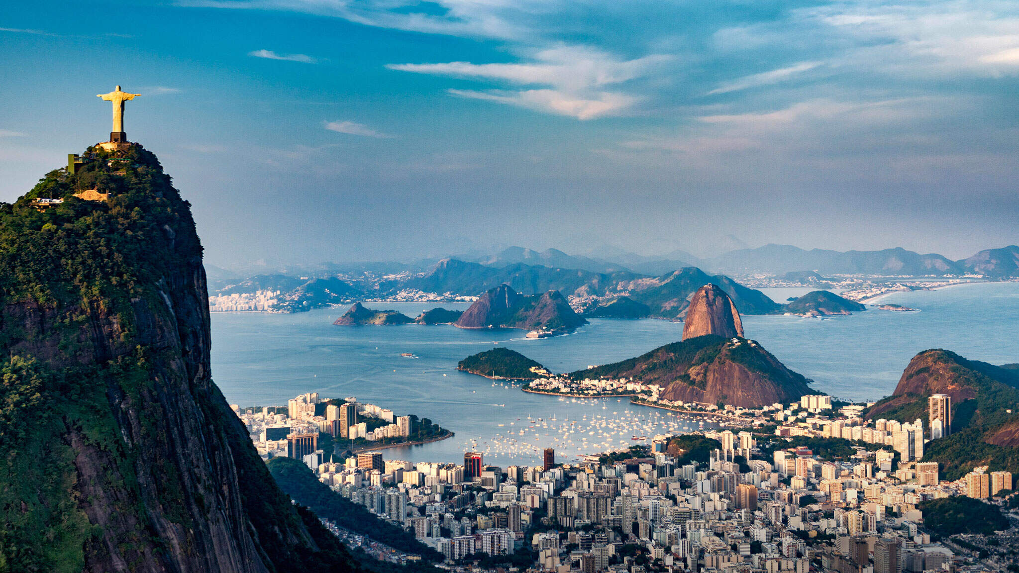 A lendária estátua do Cristo Redentor vigia o Rio de Janeiro do alto do morro do Corcovado