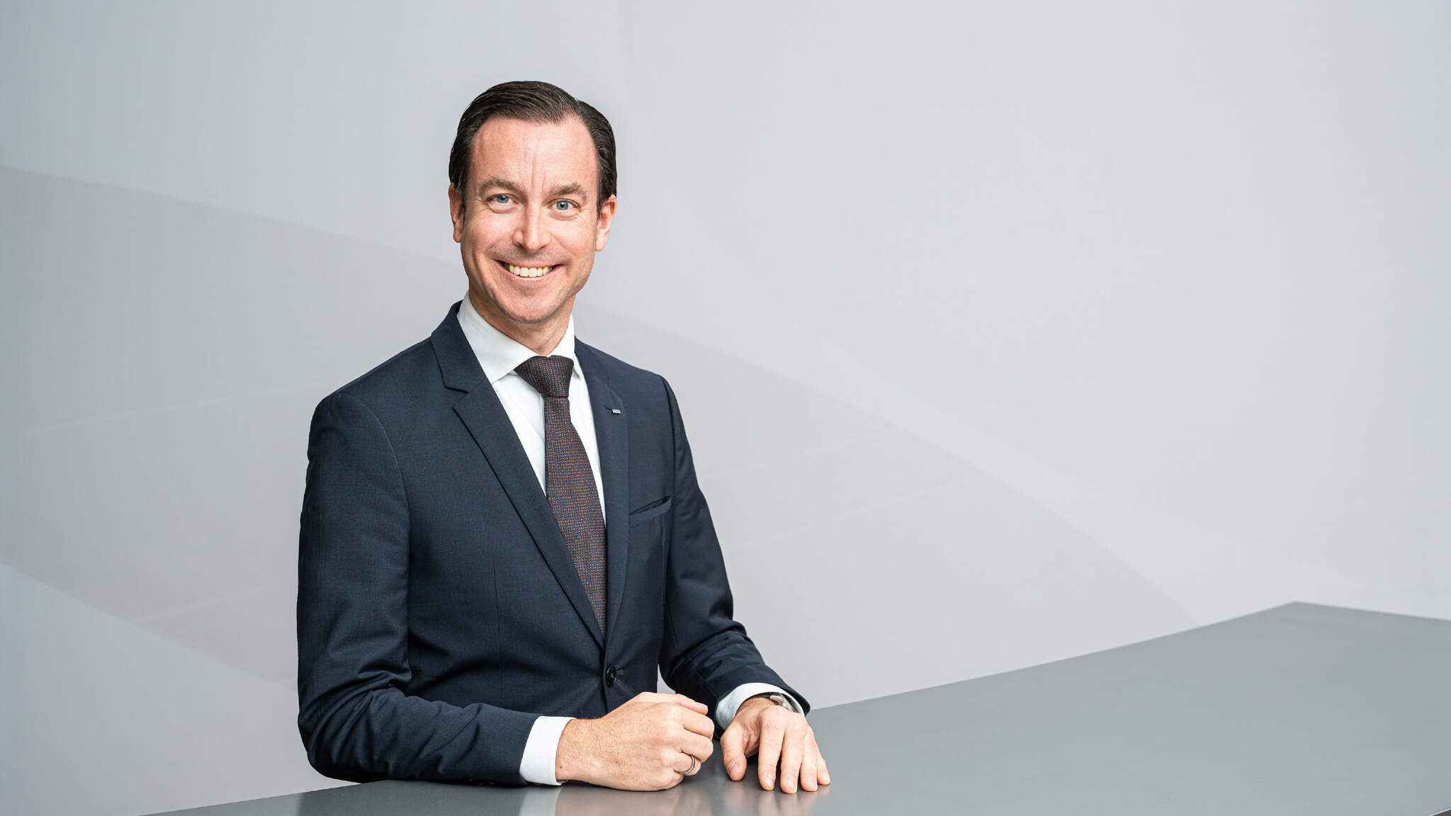 Desde a virada do ano, o Dr. Tobias Burger (46) é o novo Chief Operations Officer (COO) Air & Sea Logistics e membro do Conselho Executivo do provedor de logística DACHSER Desde a virada do ano, o Dr. Tobias Burger (46) é o novo Chief Operations Officer (COO) Air & Sea Logistics e membro do Conselho Executivo do provedor de logística DACHSER