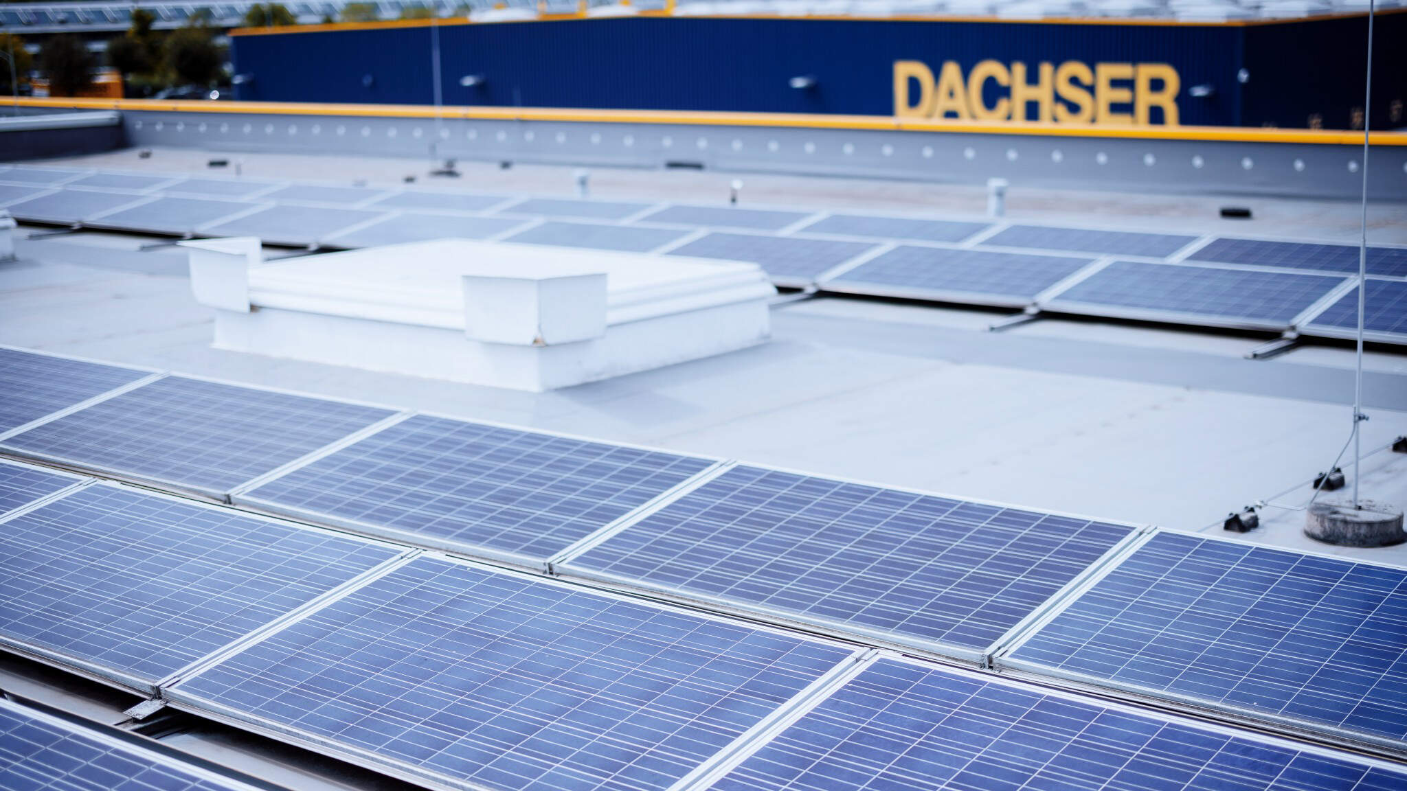 Os painéis solares nas nossas instalações logísticas contribuem para a eficiência energética
