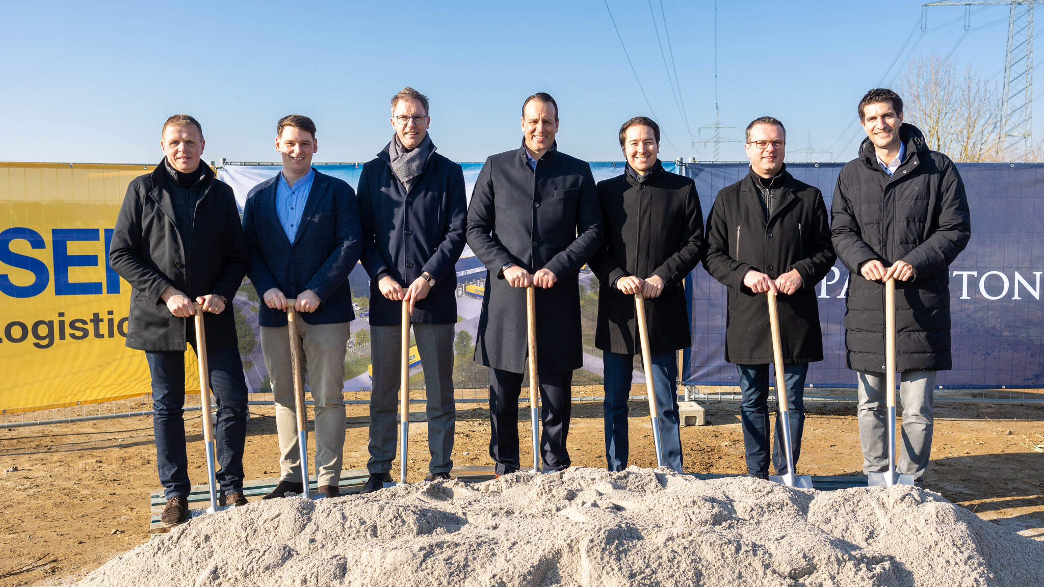 Cerimônia de inauguração em Rottenburg am Neckar, Alemanha - da esquerda para a direita: Jürgen Wilscher (Head of Project Management South & Architecture Panattoni), Timo Wachendorfer (Comunidade de Ergenzingen), Thomas Klare (Head of Corporate Contract Logistics DACHSER), Marco Geiger (General Manager DACHSER Rottenburg), Fabio Kirchgeßner (Head of Business Development BTS Germany Panattoni), Stephan Neher (Presidente da Câmara de Rottenburg am Neckar), Markus Maurer (General Manager DACHSER Kornwestheim)