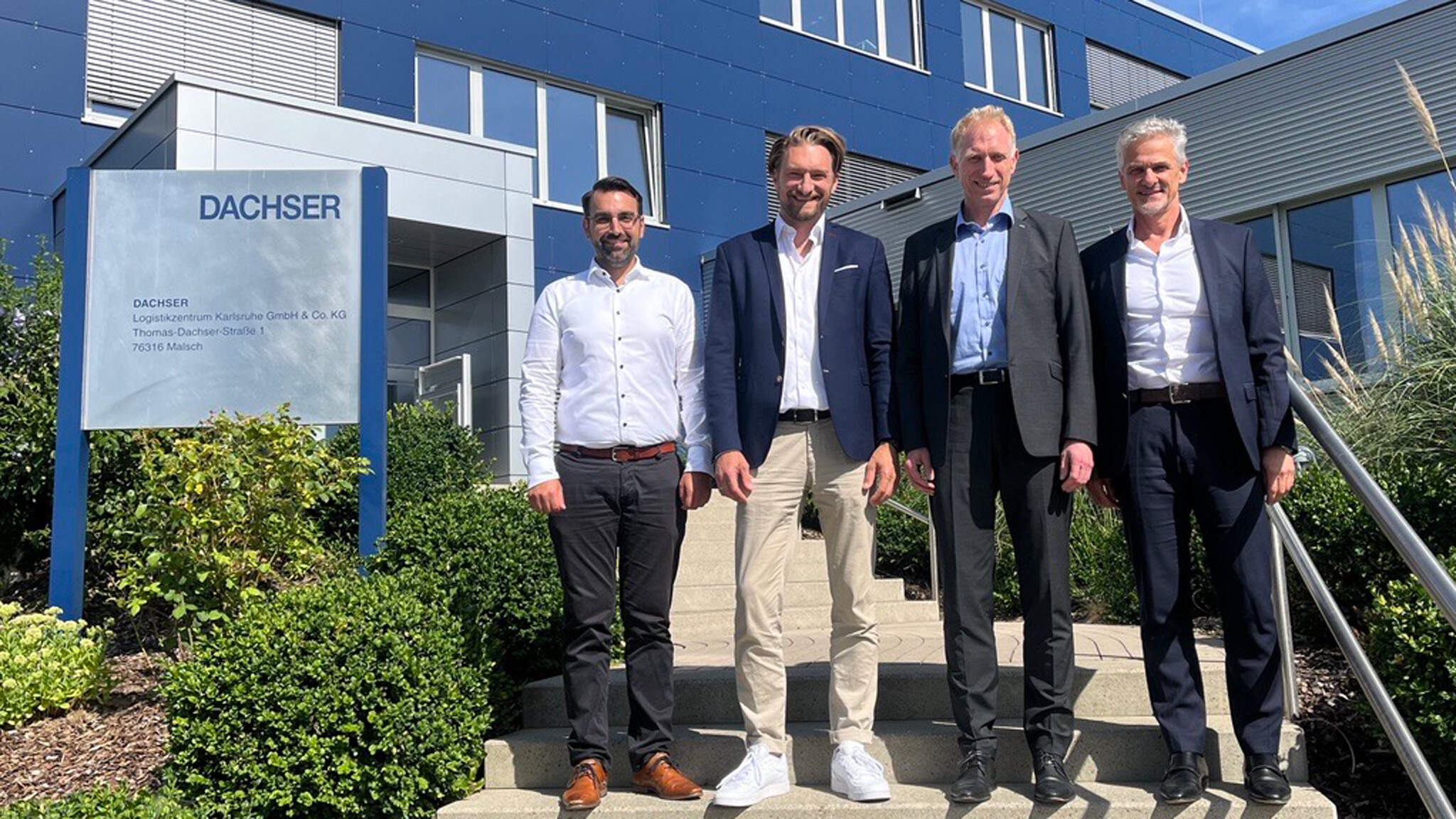 Da esquerda para a direita: Florian Steinbrunn (Contract Logistics Manager), Andreas Fleischer (Managing Director DFI), Bernd Großmann (General Manager DACHSER do Centro Logístico Karlsruhe) and Reinhard Hahn (Second Managing Director DFI) após assinatura dos contratos Da esquerda para a direita: Florian Steinbrunn (Contract Logistics Manager), Andreas Fleischer (Managing Director DFI), Bernd Großmann (General Manager DACHSER do Centro Logístico Karlsruhe) and Reinhard Hahn (Second Managing Director DFI) após assinatura dos contratos