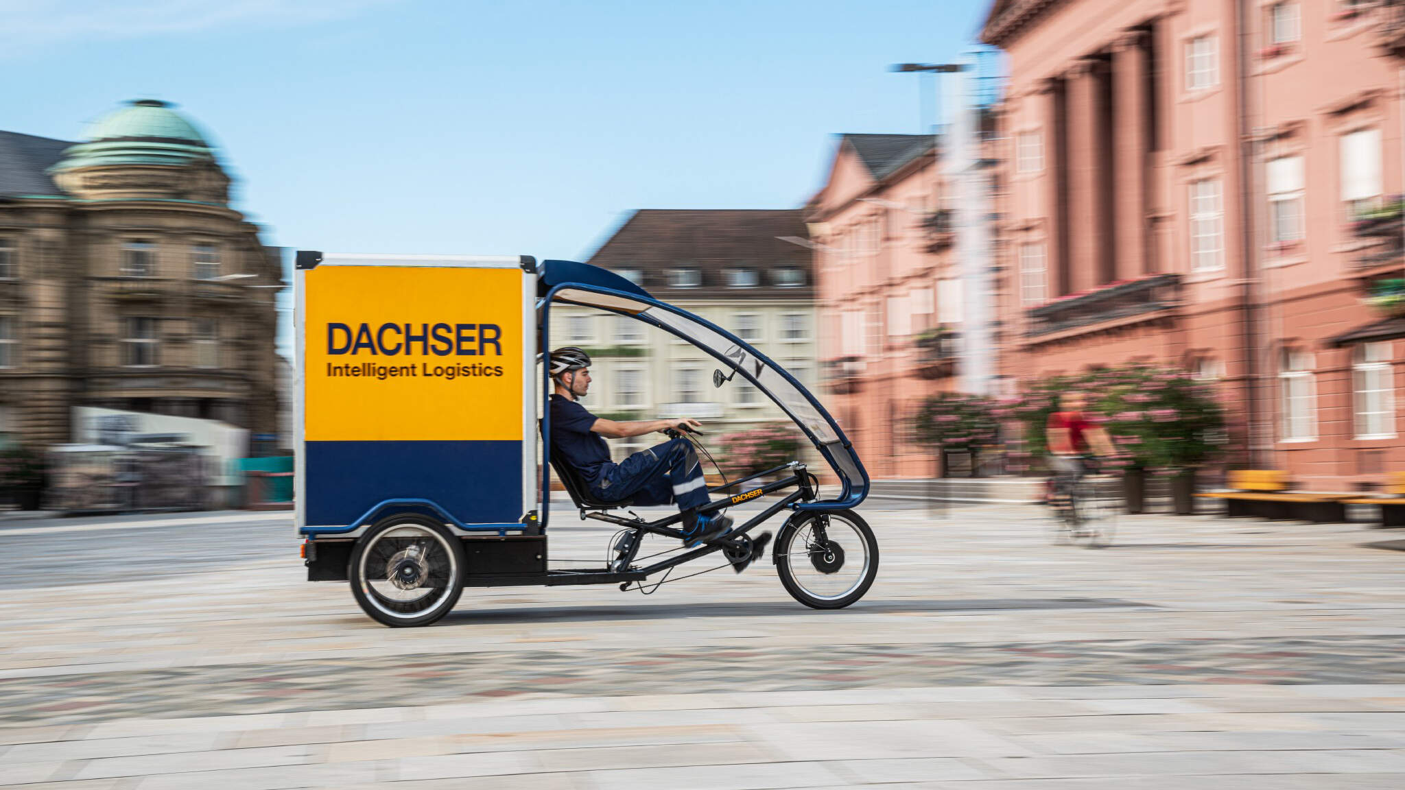 Como os caminhões elétricos e as bicicletas de carga não emitem poluentes atmosféricos, eles desempenham um papel importante em manter o ar limpo.